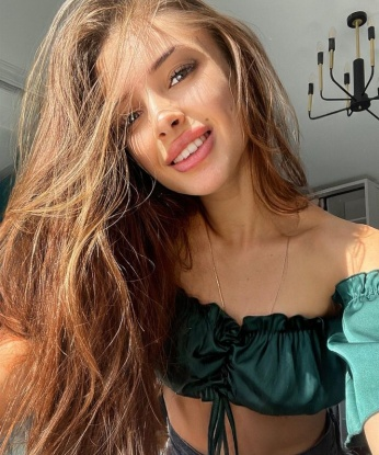 В моих объятьях ты окунешься в мир страсти и нежности. Мои услуги безупречны: классический и эротический массаж, оральный и классический секс, лесби-шоу и ролевые игры. Для меня нет запретов и ограничений. Обещаю оставить после нашей встречи лишь яркие впечатления и желание вернуться. ствую отношения на долгий срок, я готова стать твоей ненасытной любовницей. 💋 Фото и отзывы - в профиле. 4, 22 года